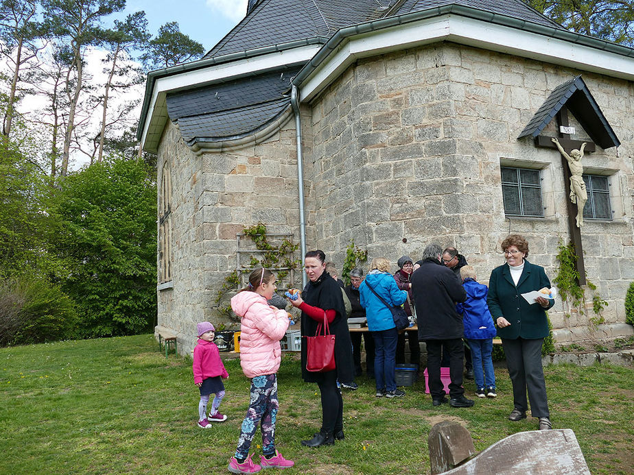 Bittprozession an der Weingartenkapelle (Foto: Karl-Franz Thiede)